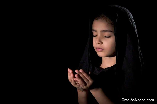 Niña rezando antes de dormir